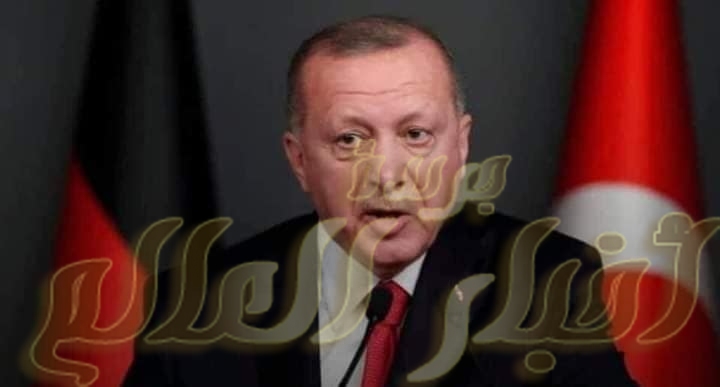 مصر تضع عشرة شروط للمصالحة مع نظام أردوغان. ٭لواءأح سامى شلتوت. وضعت القاهرة عشرة شروط لقبول "إستئناف المحادثات" مع أنقرة بناء علي طلب تركيا وذلك بحسب مصدر رسمي مصري : ١-لا ترسيم للحدود البحرية بين الجانبين بدون قواعد القانون الدولي في إشارة إلي ضرورة رضوخ تركيا الإلتزام بالقانون الدولي للبحار الذي ترفض أنقرة التوقيع عليه والإعتراف به. ٢- لا تواصل سياسي قبل أن تتأكد القاهرة من إنصياع الجانب التركي للإنضباط العام وسيظل التواصل أمنيا فقط لكون التواصل السياسي لا يتم مع الدول الداعمة للإرهاب بحسب مصر. ٣-لا إتفاق مصري - تركي في شرق المتوسط إلا بعد الإتفاق التركي الشامل مع الحلفاء الأوروبيين وتحديدا مع الجانبين اليوناني والقبرصي. ٥- خروج تركيا سياسيًا وعسكريًا وأمنيًا من ليبيا وترك الملف الليبي نهائيًا والتعهد بإخراج المرتزقة التي جلبتهم للأراضي الليبية. ٦- وضع جدول زمني لخروج القوات التركية من الشمال السوري وإبرام إتفاق قانوني ملزم مع حكومة العراق بعدم التدخل عسكريًا مرة أخري في الأراضي العراقية. 6- شمول المفاوضات الجانبين السعودي والإماراتي والإعتذار عن الإساءات التي حدثت من تركيا في السنوات الأخيرة تجاه دول الخليج مع شرط عدم تليية القاهرة لأي تفاهمات مع تركيا من دون تعهد أنقرة عدم التدخل مرة أخرى في الشئون الداخلية للدول العربية والإلتزام بمحددات الأمن القومي العربي. ٧- وقف جميع المنابر الإعلامية الإخوانية التي تهاجم مصر خاصة ودول الخليج عامة، كما يحظر على تركيا إحتضان أي نشاط سياسي لتنظيم الإخوان على أراضيها. ٨-إطلاق يد الإنتربول الدولي في التعامل مع جميع المطلوبين الإخوان على الأراضي التركية وعدم ممانعة السلطات الأوروبية تحديدا في التعامل معهم (لا تطلب القاهرة تسليمهم ولا تريد) مع ملاحظة عرض أنقرة تسليمهم لمصر على دفعات لمراضاة الجانب المصري. ٩- تراقب السلطات الأمنية المصرية سلوكيات النظام التركي ومدى إنضباطه والتزامه بهذه الشروط الفترة المقبلة قبل الدخول في أي تواصل آخر عبر تقديم تقرير لوزارة الخارجية التي تتولي رفعه للقيادة السياسية المصرية. ١٠- لن يتم ضم تركيا لمنتدي شرق المتوسط قبل(٣) سنوات في حال موافقة مصر واليونان وقبرص علي ترسيم الحدود البحرية في المتوسط والشروط السابقة .... اعرفوا قيمة بلدكم الحقيقيه.تحيا مصر أبية عصية على كل غادر وسلمت بلادي من كل سؤء.
