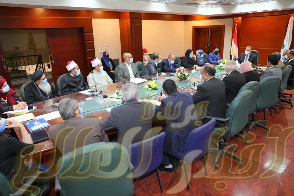 محافظ سوهاج يبحث استعدادات المحافظة لإطلاق حملة مكبرة للتوعية بمخاطر الإدمان