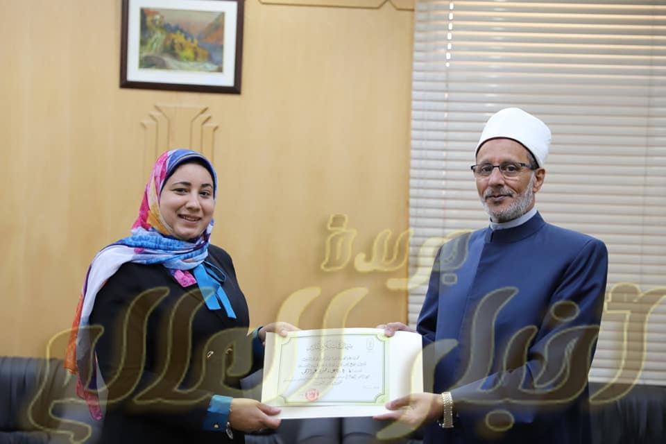 تكريم رئيس قطاع المعاهد الأزهرية لفريق إعداد احتفالية الأزهر بيوم اليتيم وعنوانها "الأزهر عائلتكم"