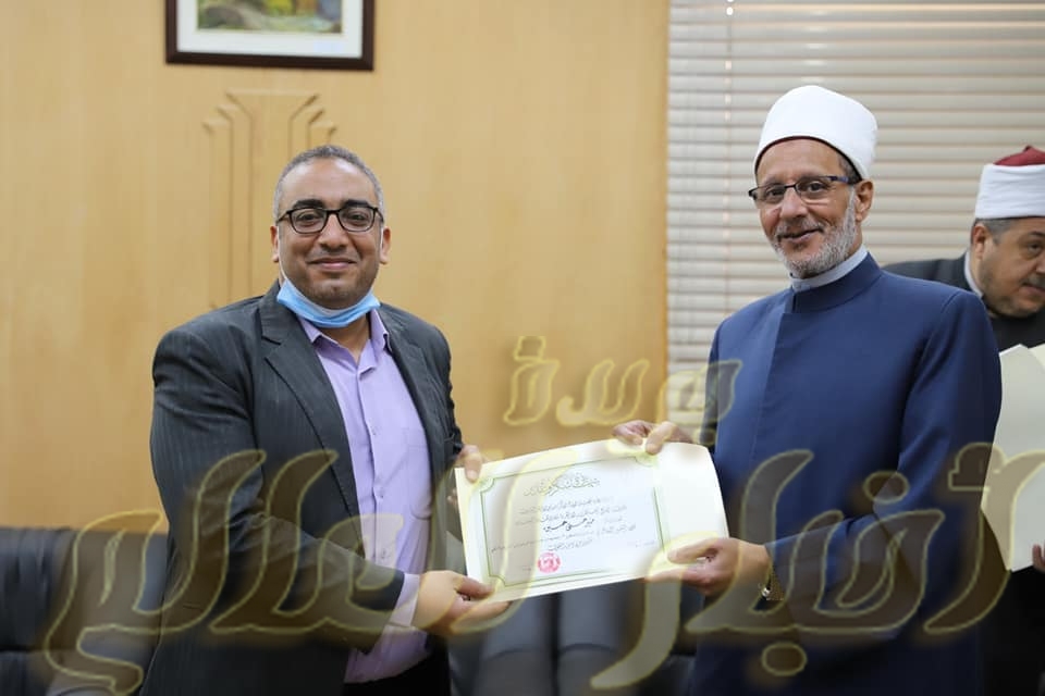 تكريم رئيس قطاع المعاهد الأزهرية لفريق إعداد احتفالية الأزهر بيوم اليتيم وعنوانها "الأزهر عائلتكم"
