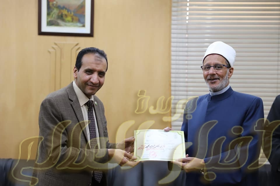تكريم رئيس قطاع المعاهد الأزهرية لفريق إعداد احتفالية الأزهر بيوم اليتيم وعنوانها "الأزهر عائلتكم"