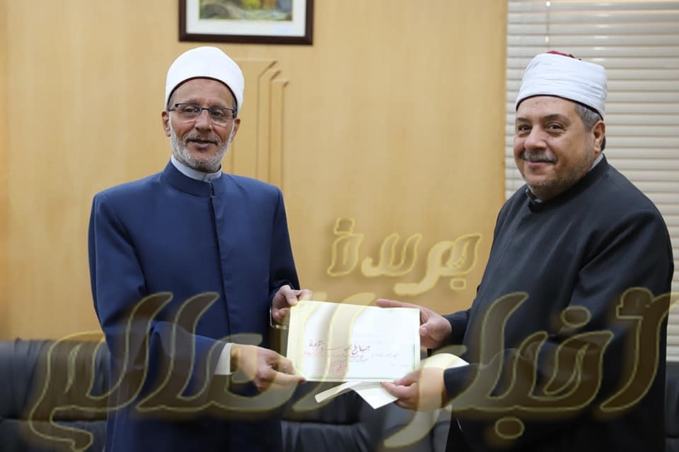 تكريم رئيس قطاع المعاهد الأزهرية لفريق إعداد احتفالية الأزهر بيوم اليتيم وعنوانها "الأزهر عائلتكم"