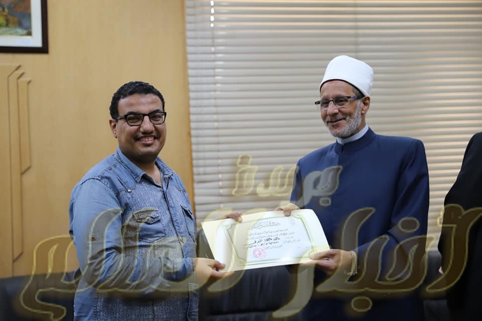 تكريم رئيس قطاع المعاهد الأزهرية لفريق إعداد احتفالية الأزهر بيوم اليتيم وعنوانها "الأزهر عائلتكم"