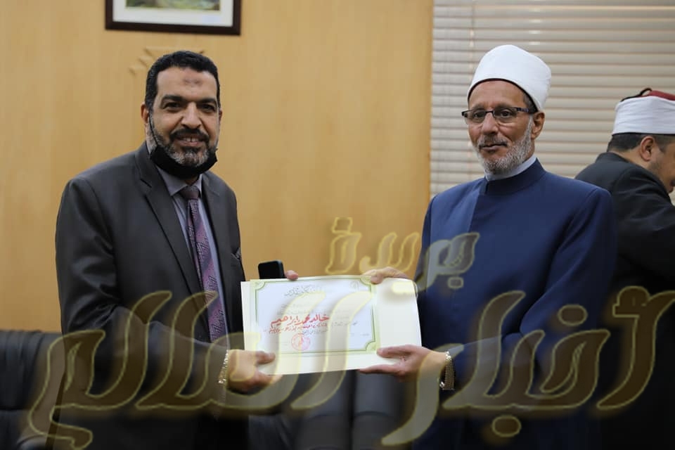 تكريم رئيس قطاع المعاهد الأزهرية لفريق إعداد احتفالية الأزهر بيوم اليتيم وعنوانها "الأزهر عائلتكم