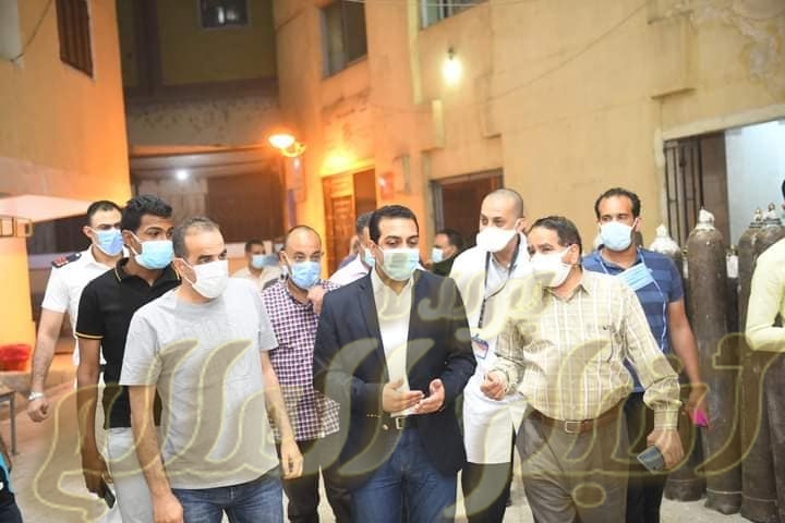نائب محافظ قنا يفاجئ مستشفي حميات نجع حمادي ليلا للاطمئنان علي مصابي كورونا.