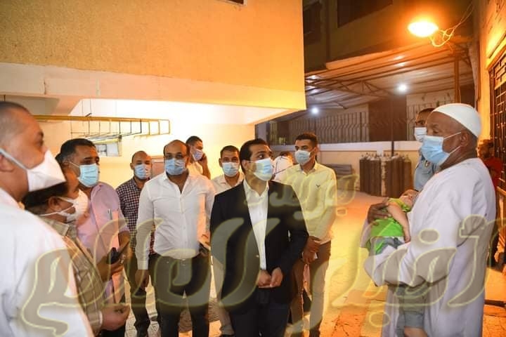 نائب محافظ قنا يفاجئ مستشفي حميات نجع حمادي ليلا للاطمئنان علي مصابي كورونا.