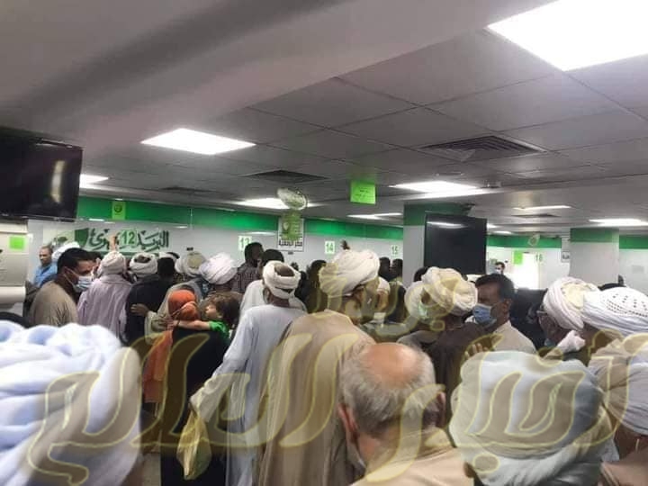 بريد قنا يشهد ازدحام شديد من المواطنين قبل أيام عيد الفطر.