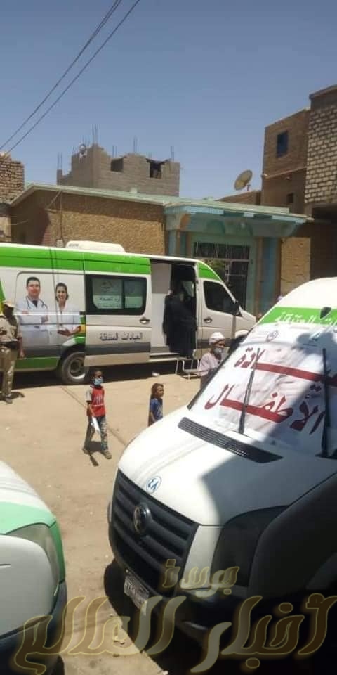 مبادرة "حياة كريمة" توقع الكشف الطبي علي ١١٥٠ حالة خلال قافلة طبية مجانية بنجع عزوز في دشنا