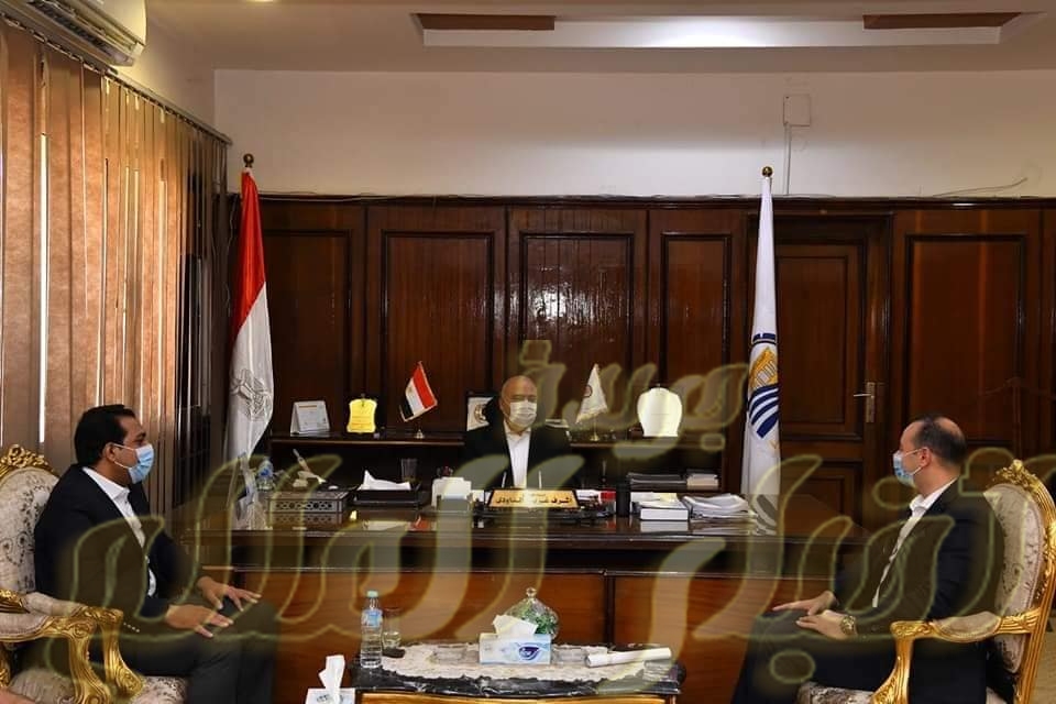 محافظ قنا يبحث تطوير مجمع نقاده الصناعي السياحي الثقاف