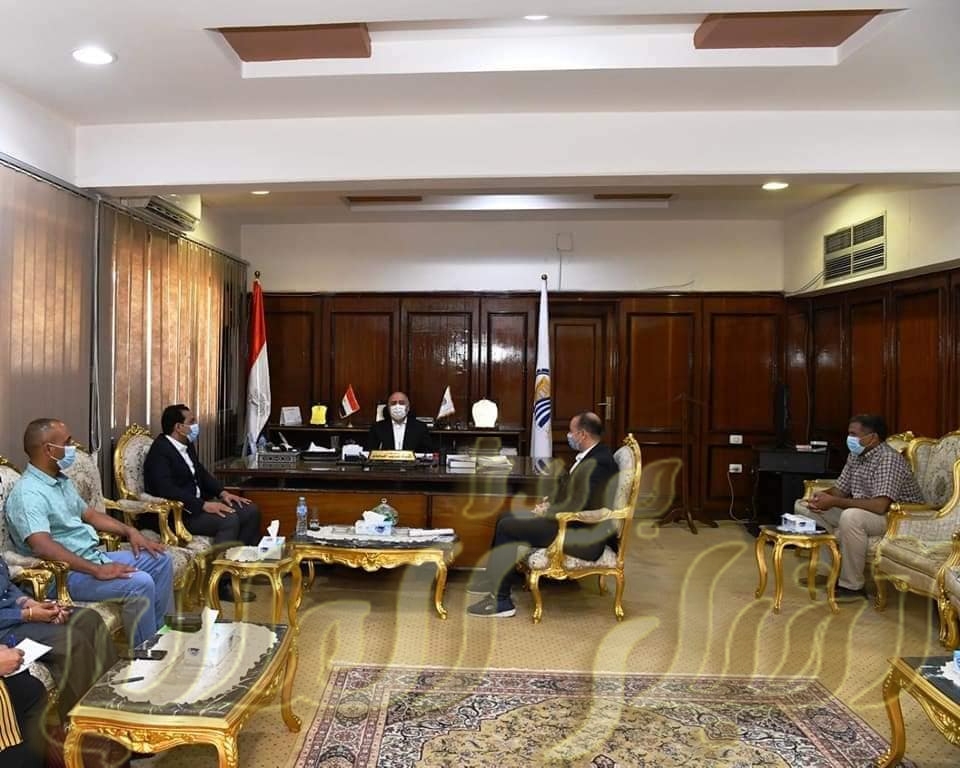 محافظ قنا يبحث تطوير مجمع نقاده الصناعي السياحي الثقاف