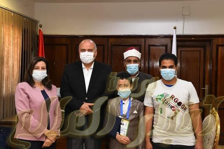 محافظ قنا يكرم طالب لإنجازه بحث متميز حول الوحدة الوطني