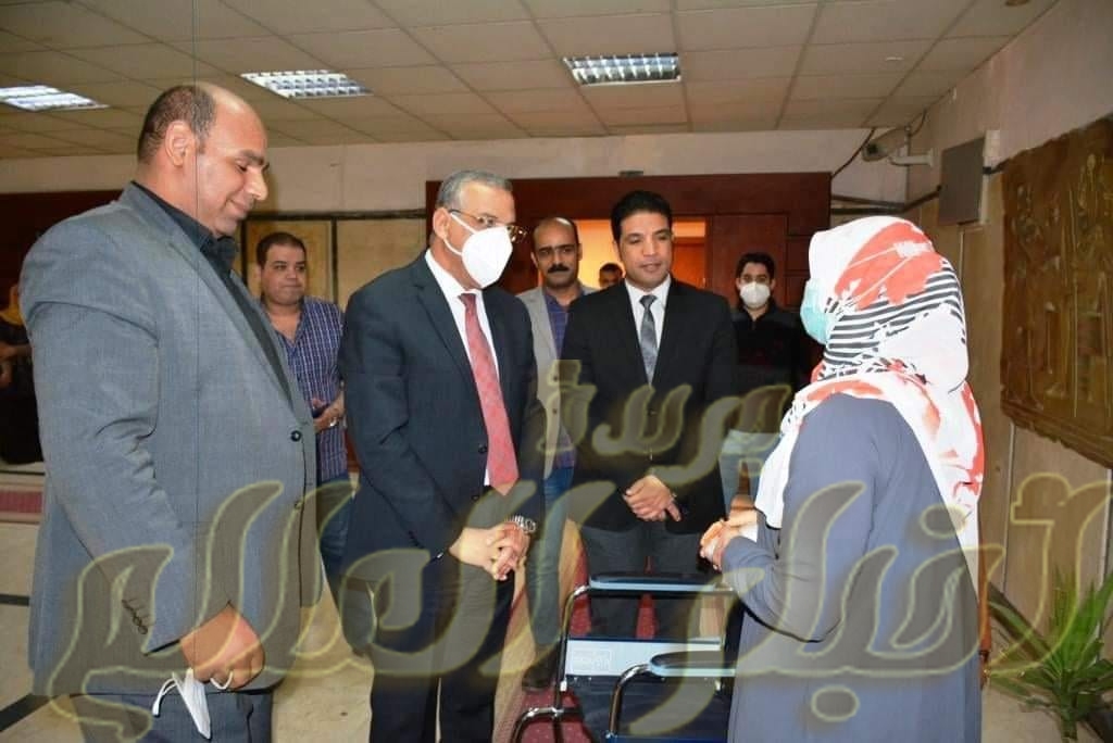محافظ سوهاج يسلم 5 كراسي متحركة للأشخاص ذوي الإعاقة