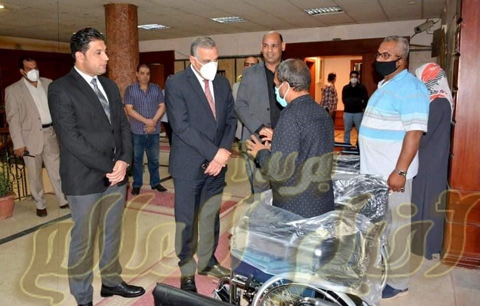 محافظ سوهاج يسلم 5 كراسي متحركة للأشخاص ذوي الإعاقة