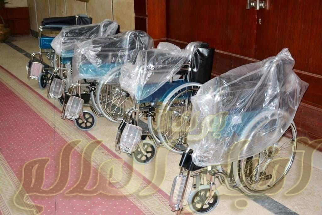 محافظ سوهاج يسلم 5 كراسي متحركة للأشخاص ذوي الإعاقة
