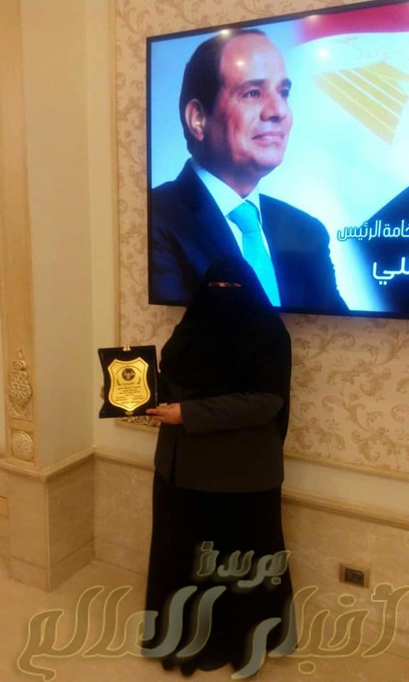 المجلس القومي الإفريقي لحقوق الانسان يمنح دكتور ناريمان حسن درع التميز