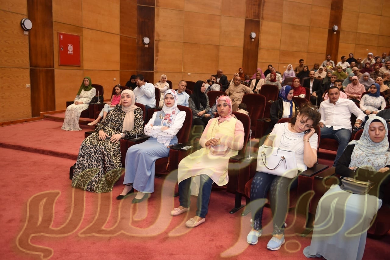 رئيس جامعة سوهاج يشهد حفل عيد الخريجين لطلاب الدفعة الخامسة بكلية الصيدلة