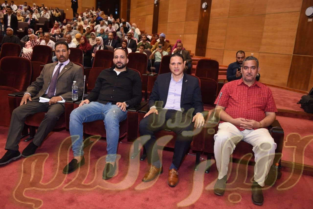 رئيس جامعة سوهاج يشهد حفل عيد الخريجين لطلاب الدفعة الخامسة بكلية الصيدلة