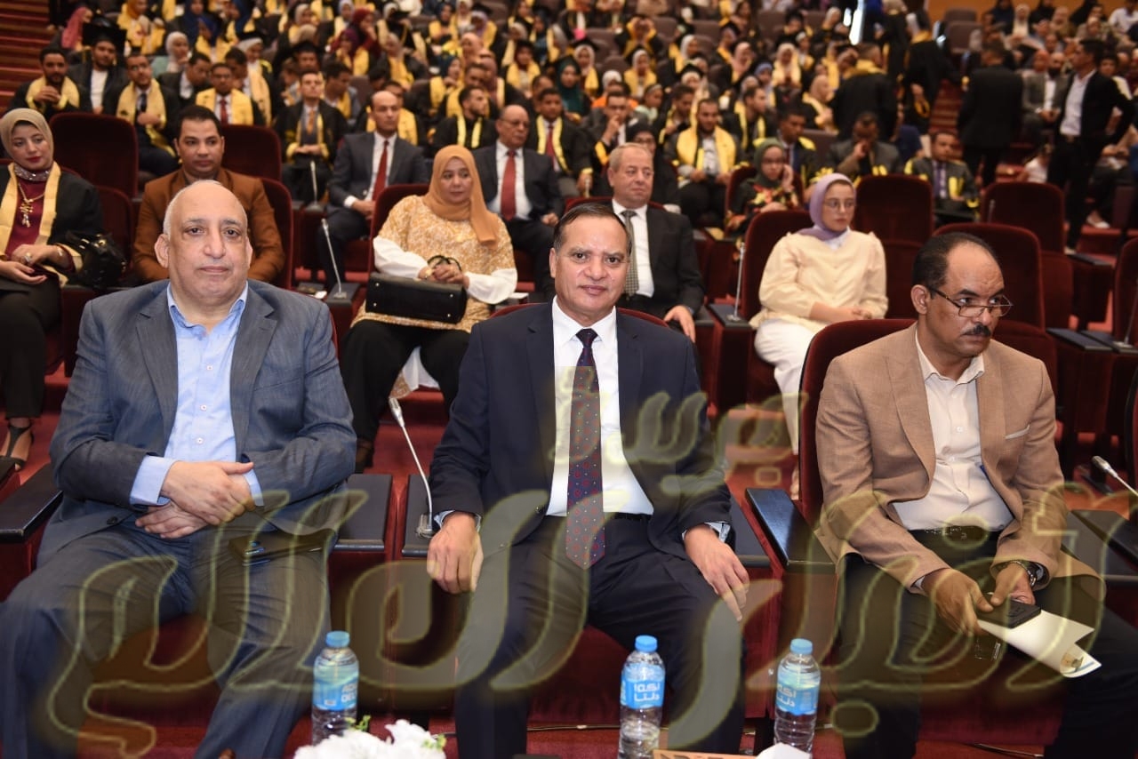 رئيس جامعة سوهاج يشهد حفل عيد الخريجين لطلاب الدفعة الخامسة بكلية الصيدلة