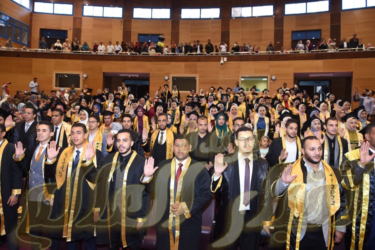 رئيس جامعة سوهاج يشهد حفل عيد الخريجين لطلاب الدفعة الخامسة بكلية الصيدلة