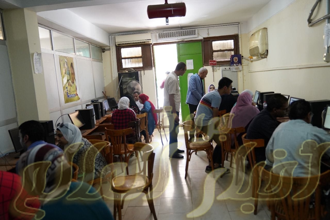 توافد طلاب المرحلة الثانية من الثانوية العامة للتسجيل بمعامل التنسيق الإلكتروني بجامعة سوهاج