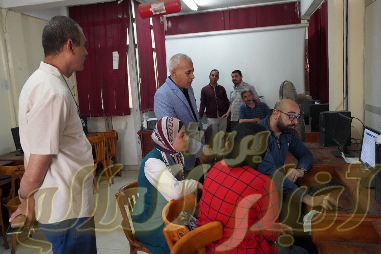 توافد طلاب المرحلة الثانية من الثانوية العامة للتسجيل بمعامل التنسيق الإلكتروني بجامعة سوهاج