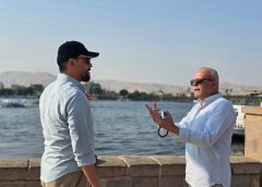 إلى أصدقائي الذين يضيقون بالمرآة أكثر مما يضيقون بالزيف،