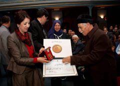 تكريم الدكتورة امال بكاى بنت محمد بوسام ذكرى الثورة الجزائرية 