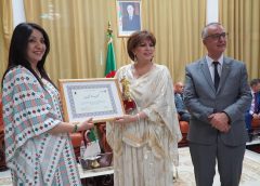 بالصورتكريم امال بكاى سكرتيرة الأمم المتحدة بمهرجان تيمقاد الدولى